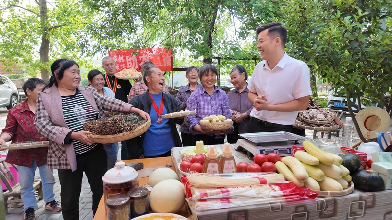 广水市余店镇兴隆村“90”后主任邵谦开展助农直播.jpg 广水市余店镇兴隆村“90”后主任邵谦开展助农直播.jpg