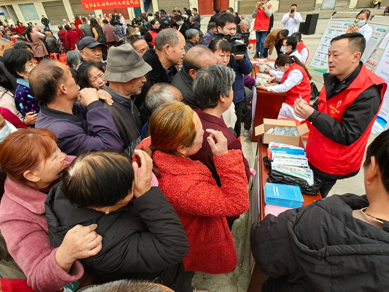 在十堰市郧阳区胡家营镇文明实践活动现场,志愿者向群众介绍科学施肥知识,并发放农资.jpg 在十堰市郧阳区胡家营镇文明实践活动现场,志愿者向群众介绍科学施肥知识,并发放农资.jpg