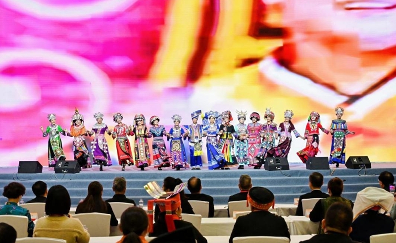 由连南瑶族自治县代表带来瑶族特色开场舞.jpg 由连南瑶族自治县代表带来瑶族特色开场舞.jpg