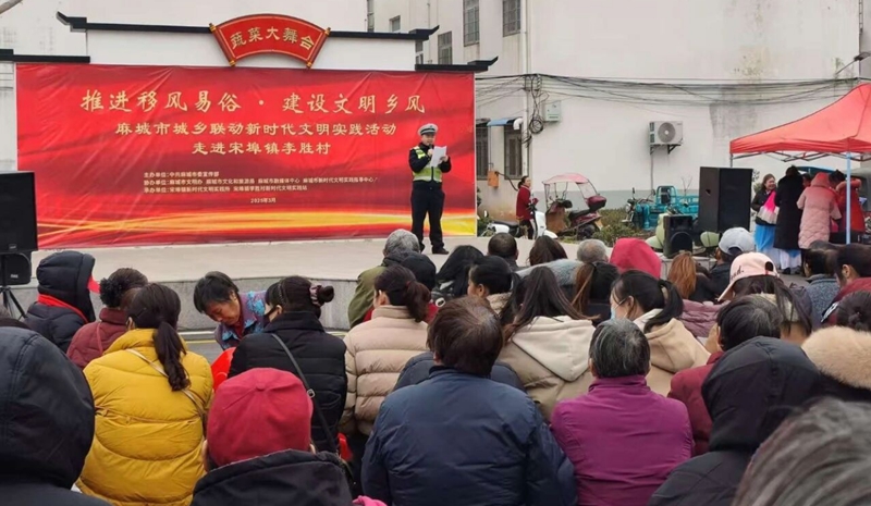 黄冈麻城市“亲·听”百姓宣讲员库东东宣讲《交通安全护你平安》.jpg 黄冈麻城市“亲·听”百姓宣讲员库东东宣讲《交通安全护你平安》.jpg