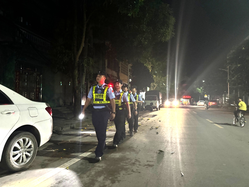 爱店边境派出所在辖区巡逻.jpg 爱店边境派出所在辖区巡逻.jpg