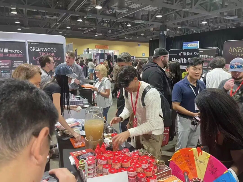 在美国洛杉矶举办的北美网红达人选品展上，菇的辣克 GOODLUCK”香菇辣酱备受欢迎.jpg