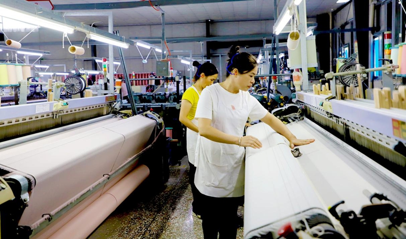 智能织布机(邓蕾雅 摄).jpg 智能织布机(邓蕾雅 摄).jpg