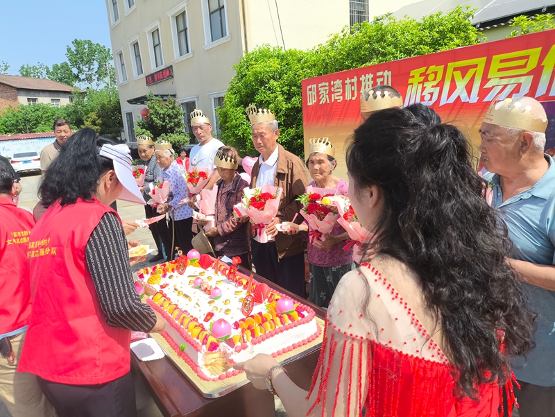 4月18日,咸宁市嘉鱼县陆溪镇邱家湾村以“弘扬时代新风 共筑美好生活”为主题,为村内70岁以上老人举办集体过寿活动。图2.jpg 4月18日,咸宁市嘉鱼县陆溪镇邱家湾村以“弘扬时代新风 共筑美好生活”为主题,为村内70岁以上老人举办集体过寿活动。图2.jpg