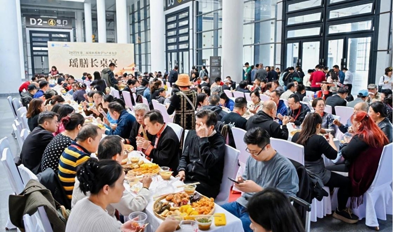 大会特色活动:瑶膳长桌宴.jpg 大会特色活动:瑶膳长桌宴.jpg