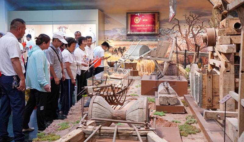 游客在新疆兵团军垦博物馆参观了解兵团发展史。 陈洋 摄.jpg
