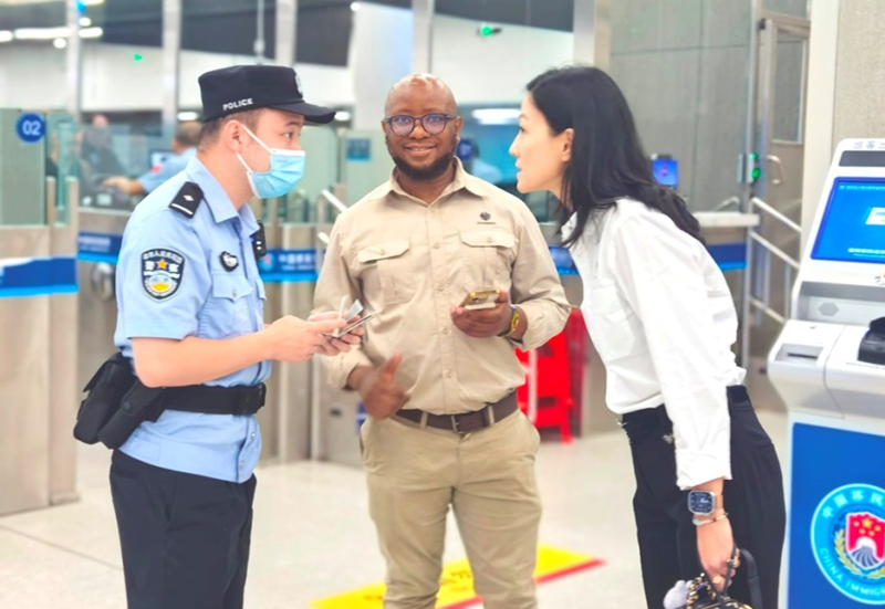 皇岗边检站民警耐心解答南非籍采购商纳库卡先生及其秘书赴广州参展行程.jpg 皇岗边检站民警耐心解答南非籍采购商纳库卡先生及其秘书赴广州参展行程.jpg