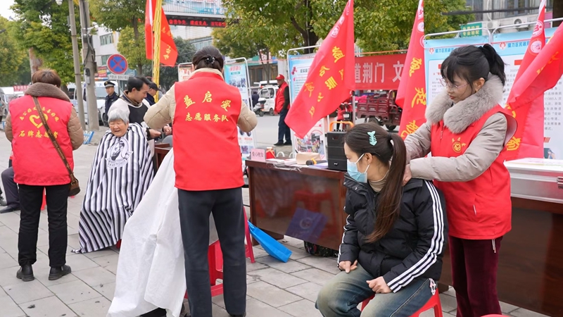 荆门市石牌镇“好人文化小镇”创建启动仪式现场志愿开展服务活动  图片来源:云上钟祥.jpg 荆门市石牌镇“好人文化小镇”创建启动仪式现场志愿开展服务活动  图片来源:云上钟祥.jpg