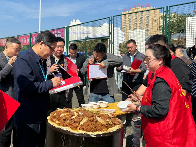 为确保评选公平公正,赛事创新采用“专业评委+大众评委”双维度评分模式,两者分数各占50%,从食材、色搭、味觉、观感、卫生、创新六大维度对参赛蒸肉严格打分。2.jpg 为确保评选公平公正,赛事创新采用“专业评委+大众评委”双维度评分模式,两者分数各占50%,从食材、色搭、味觉、观感、卫生、创新六大维度对参赛蒸肉严格打分。2.jpg