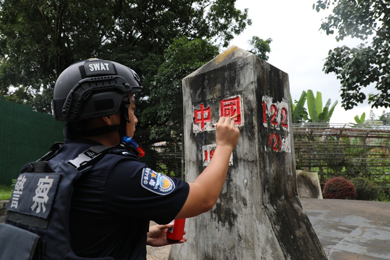 南伞分站民警对中缅边境S122（2）界桩描红.jpg