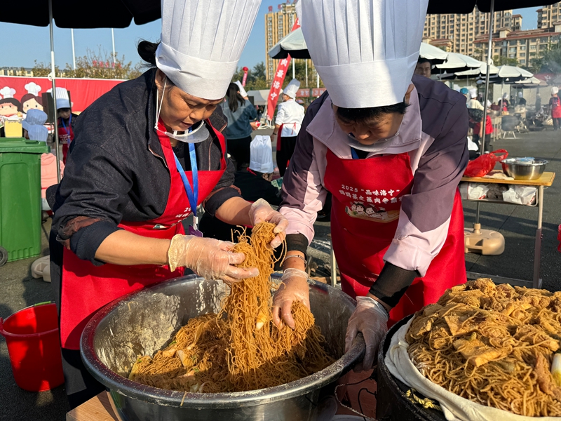 参赛选手们正在紧张的准备着2.jpg 参赛选手们正在紧张的准备着2.jpg