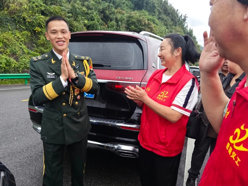 义工3.jpg 义工3.jpg