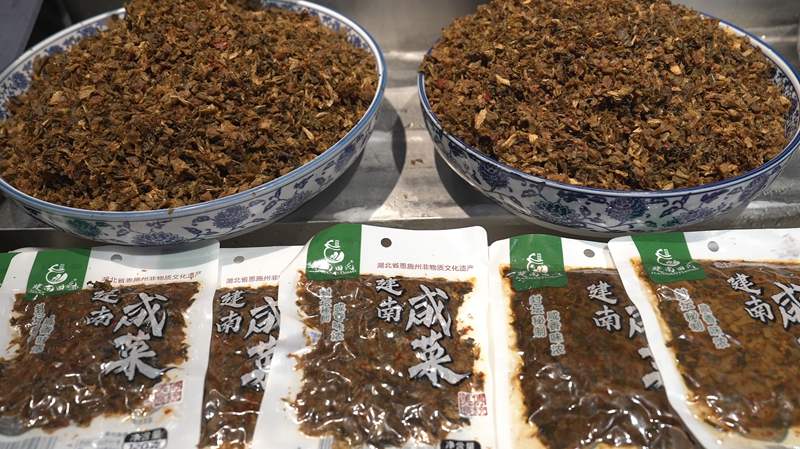 超市售卖的建南咸菜(王勇超摄).jpg 超市售卖的建南咸菜(王勇超摄).jpg
