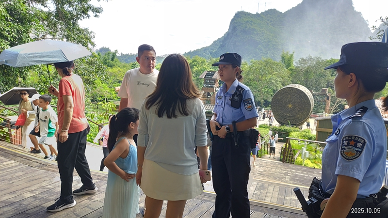 硕龙边境派出所女警队队员在德天景区巡逻时为游客提供帮助.jpg 硕龙边境派出所女警队队员在德天景区巡逻时为游客提供帮助.jpg