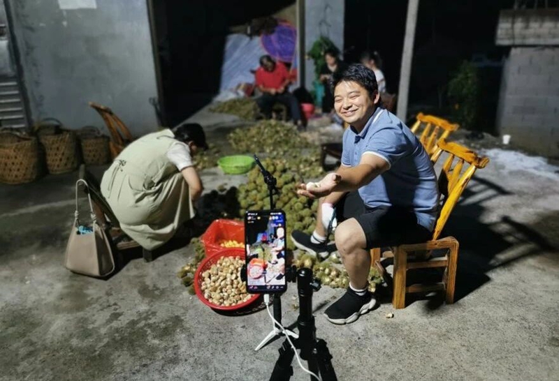 黄冈市罗田县付家庙村第一书记骆群曙为村民直播带货.jpg 黄冈市罗田县付家庙村第一书记骆群曙为村民直播带货.jpg