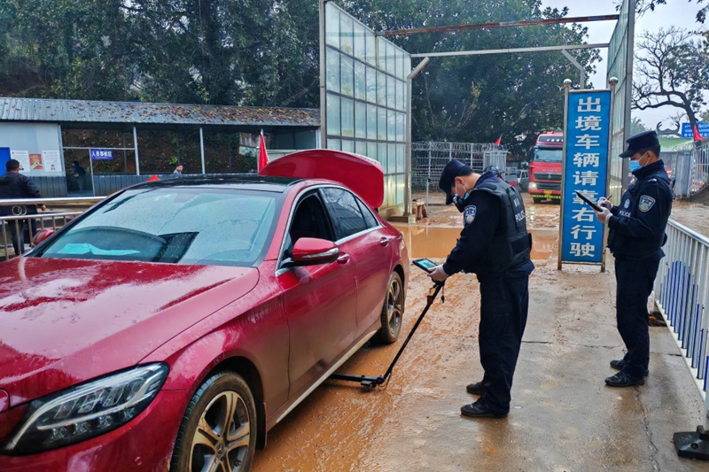 芒卡分站执勤民警对入境车辆进行边防检查.jpg