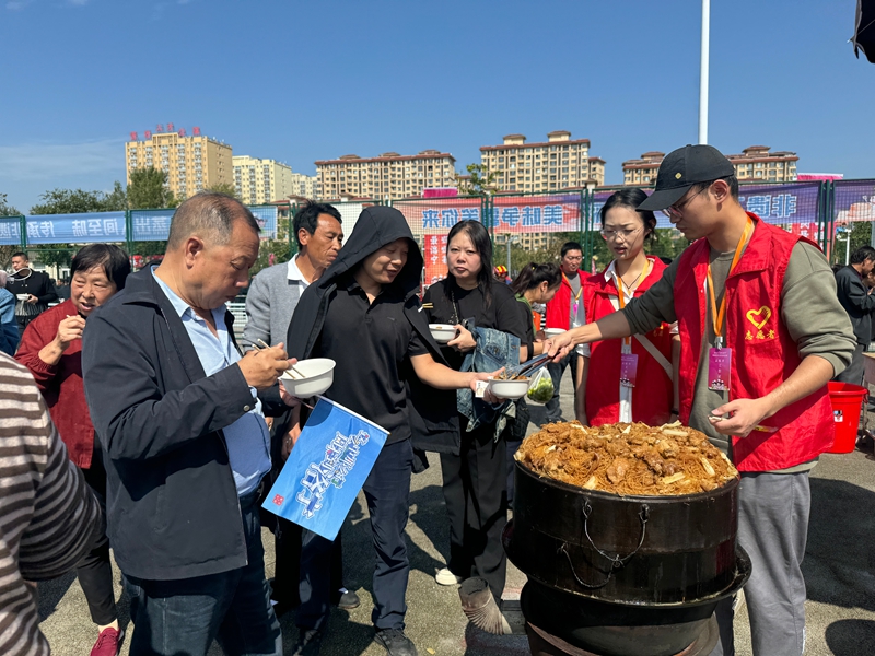 群众评委在品尝蒸肉.jpg 群众评委在品尝蒸肉.jpg