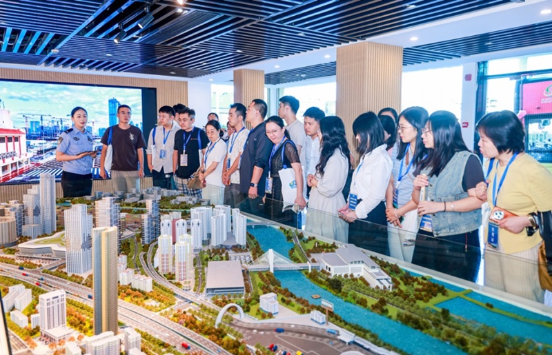 创新创业人才在皇岗口岸旗楼沙盘前听取民警有关河套深港科技创新合作区情况介绍.jpg 创新创业人才在皇岗口岸旗楼沙盘前听取民警有关河套深港科技创新合作区情况介绍.jpg