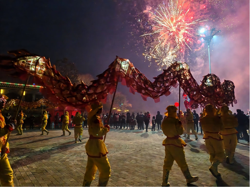鄂州市梁子湖区陈太村村民齐聚广场,参加龙灯活动  拍摄者:刘雷花.jpg 鄂州市梁子湖区陈太村村民齐聚广场,参加龙灯活动  拍摄者:刘雷花.jpg