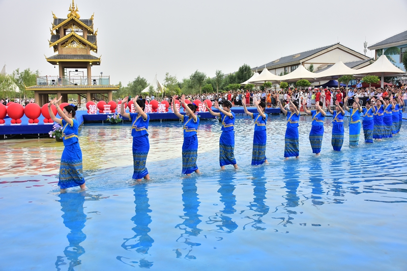 5月31日，第一师阿拉尔市九团梨花镇七彩疆南景区热闹非凡，以“丝路霓裳•绣美乡村”为主题的第三届民族赛装活动拉开帷幕。陈皓  摄.jpg