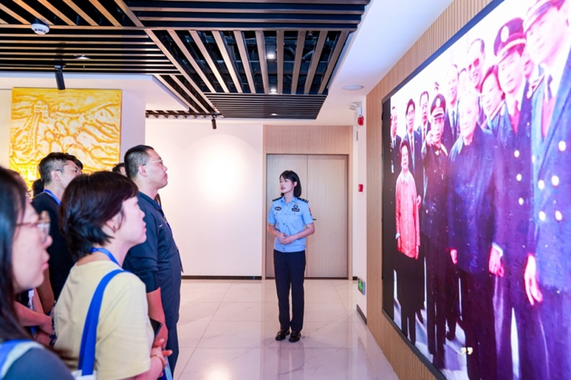 皇岗边检站民警向创新创业人才讲述邓小平同志南巡到皇岗口岸视察深情眺望香港的情形。.jpg 皇岗边检站民警向创新创业人才讲述邓小平同志南巡到皇岗口岸视察深情眺望香港的情形。.jpg