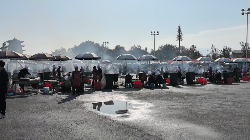 参赛选手们正在紧张的准备着1.jpg 参赛选手们正在紧张的准备着1.jpg