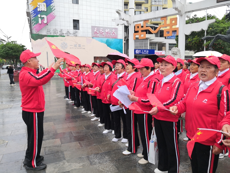 恩施州鹤峰县“文明特使”周进清组织志愿者开展文明实践活动.jpg 恩施州鹤峰县“文明特使”周进清组织志愿者开展文明实践活动.jpg