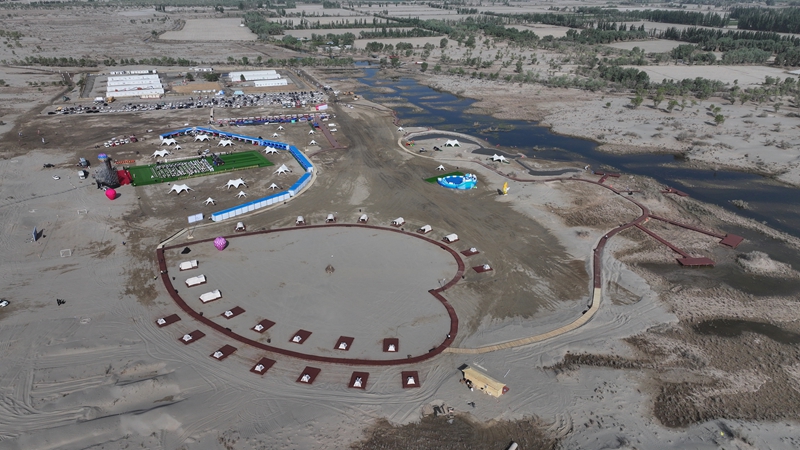 4月30日，“百里画廊”拓展区建设暨五一旅游季系列活动空中俯瞰。 陈皓 摄.jpg