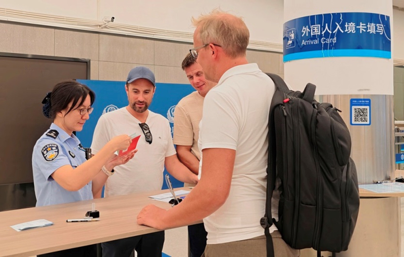 皇岗边检站民警帮助参加广交会外国商客填写入境卡.jpg 皇岗边检站民警帮助参加广交会外国商客填写入境卡.jpg