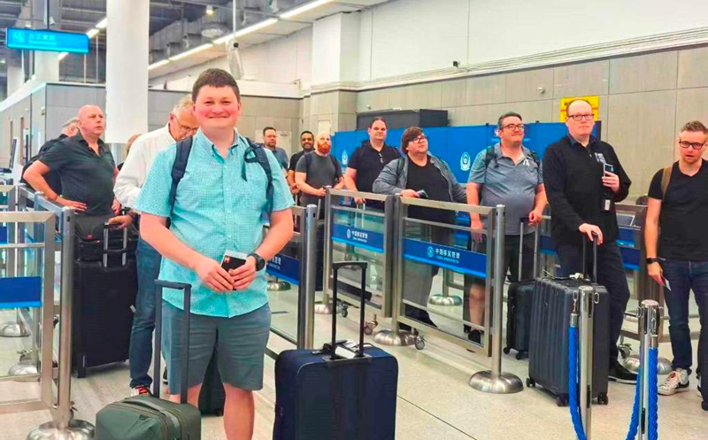 大批参加第138届“广交会”的外国商客经皇岗口岸入境.jpg 大批参加第138届“广交会”的外国商客经皇岗口岸入境.jpg