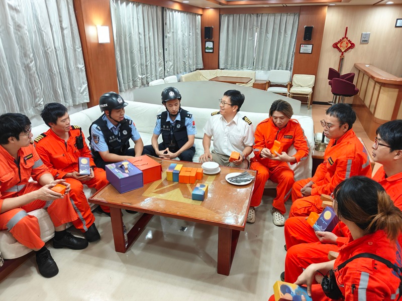 海上迎佳节2.jpg 海上迎佳节2.jpg