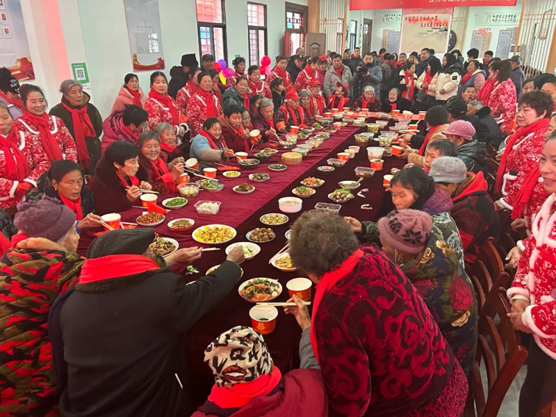 春节前夕,孝感汉川市城隍镇幸福河村摆起了百家宴,在浓浓的乡情中品味传统年俗.jpg 春节前夕,孝感汉川市城隍镇幸福河村摆起了百家宴,在浓浓的乡情中品味传统年俗.jpg
