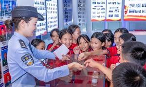 队旗引航程 警心润童心