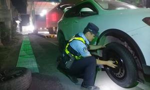 边境线上“警”色暖，民警秒变“修车工”