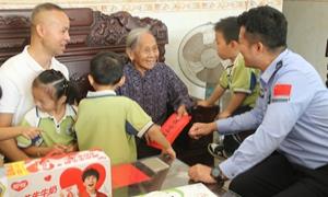 警察蓝守护桑榆晚 童心红映照重阳暖