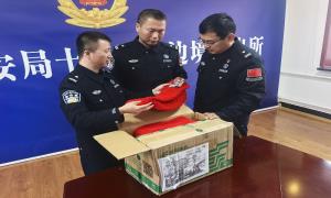 踏雪巡边铸忠诚 千里围巾暖警心