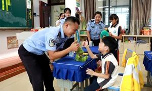 八所边检站持续帮扶特校 用爱心为特殊学子点亮成长之路