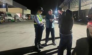 民警深夜调解纠纷 护航65万元跨境榴莲顺利通关