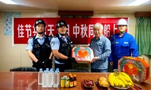 宁波边检民警登轮送福 共绘家国团圆与富强画卷