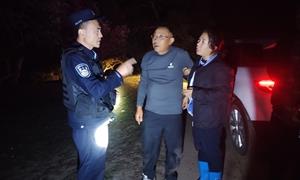 哈达门边境派出所成功救助一走失游客受赞誉