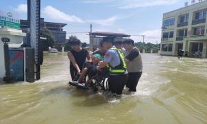 暴雨中，那一道冲不垮的“藏蓝堤坝”