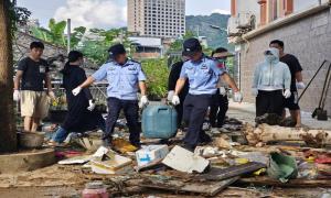 同心战汛解民忧！凭祥边境派出所联合社区开展居民区灾后清理行动