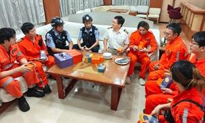 宁波边检站民警中秋慰问台湾船员