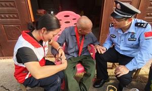 移民管理警察聆听93岁抗美援朝老兵讲述烽火岁月