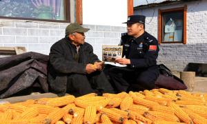 “田间警务”护丰收 送法下乡暖民心