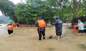那花辖区暴雨，警民联动安全转移群众18人