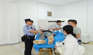 烟火里的守护！金龙边境派出所紧急救助中暑群众