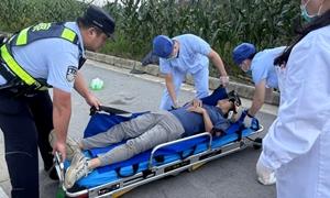 路口突发碰撞 边境民警及时救助受伤群众