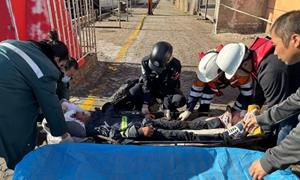 唐山边检站开通紧急通道 快速救助受伤 中国船员