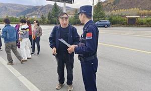 边关风景线上“法治导游”普法宣传护航游客平安行